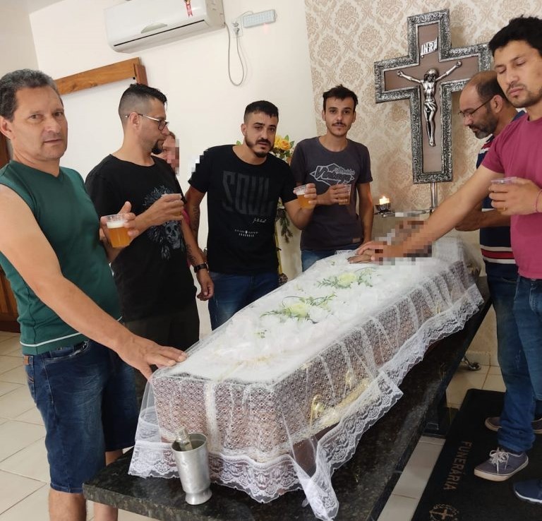 Atendendo pedido de falecido, familiares fazem festa durante o velório em Coronel Freitas