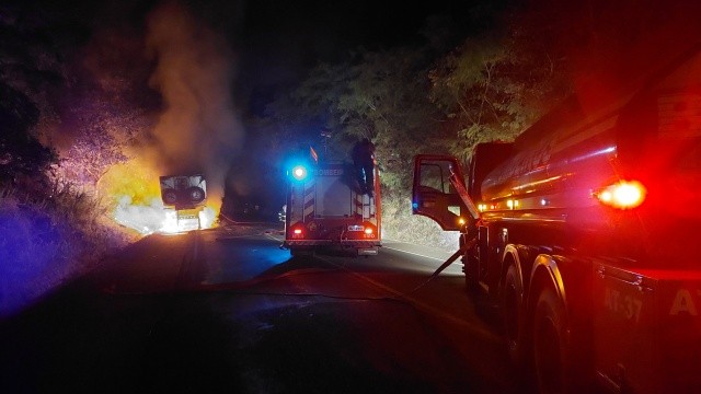Incêndio em carreta deixa trânsito interrompido na BR 282 entre SMO e Maravilha