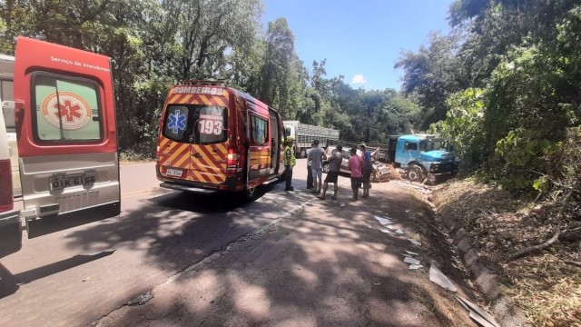 Acidente entre caminhão e veículo deixa dois feridos na BR-282 em Iraceminha