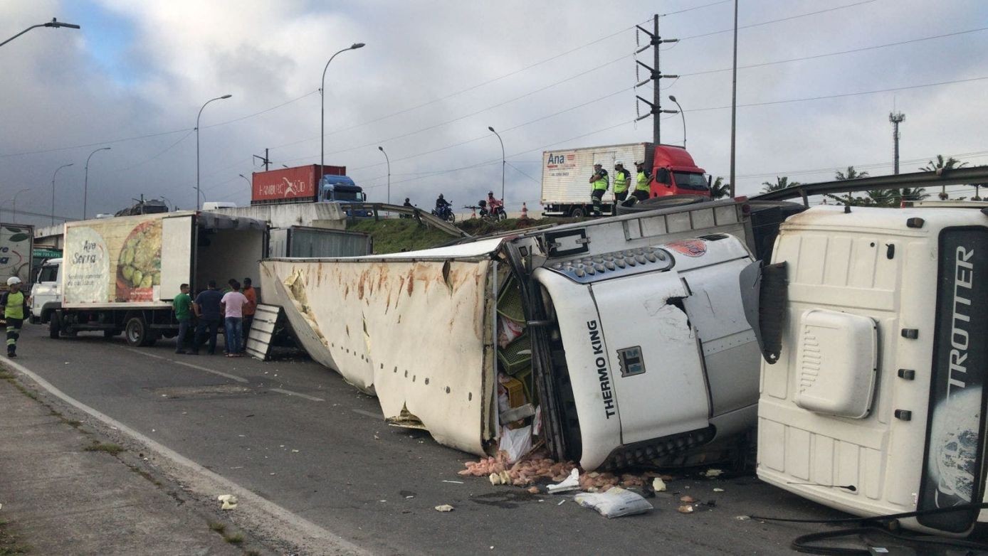 Caminhões esmagam carro e duas pessoas morrem na BR-101 em Santa Catarina