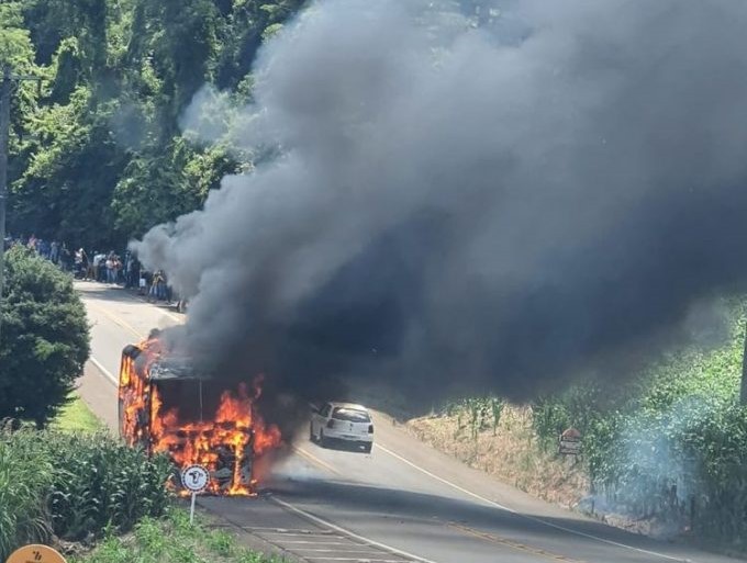 Ônibus que transportava funcionários de agroindústria é destruído por incêndio na SC-150
