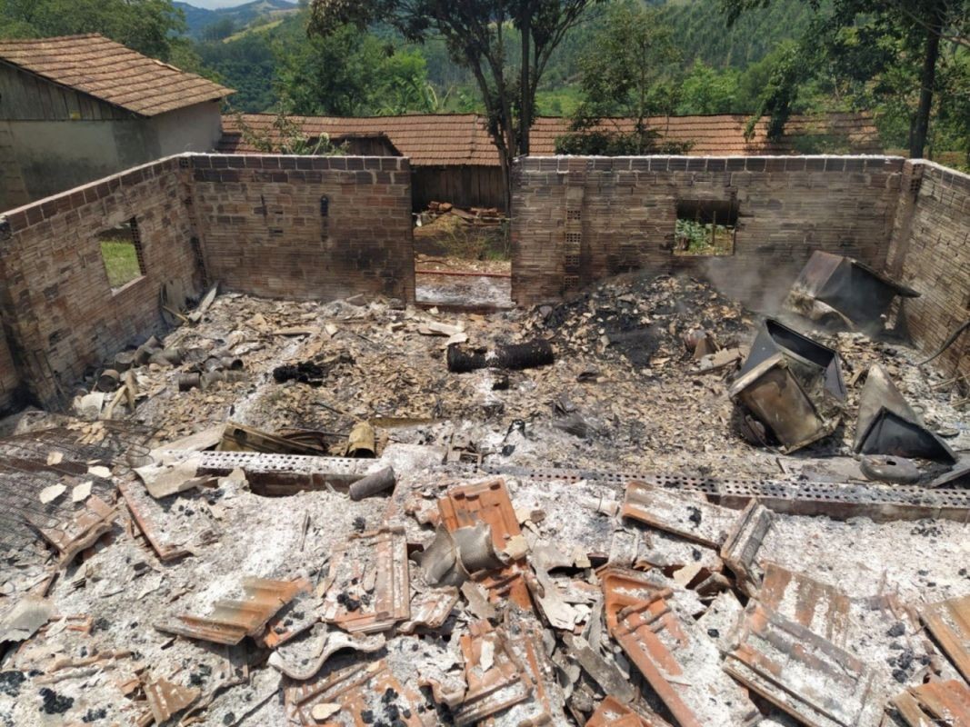 Corpo carbonizado é encontrado em residência destruída por incêndio em Romelândia