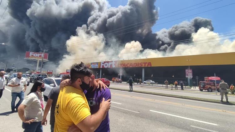 Supermercado Atacadista pega fogo em Santa Catarina
