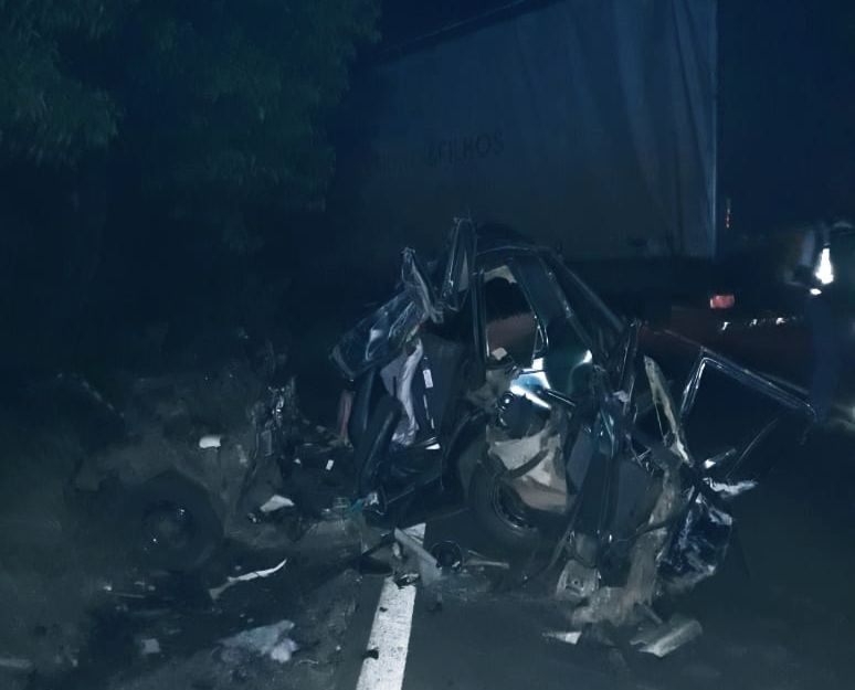 Grave acidente entre carro e caminhão deixa três pessoas mortas no Oeste de SC