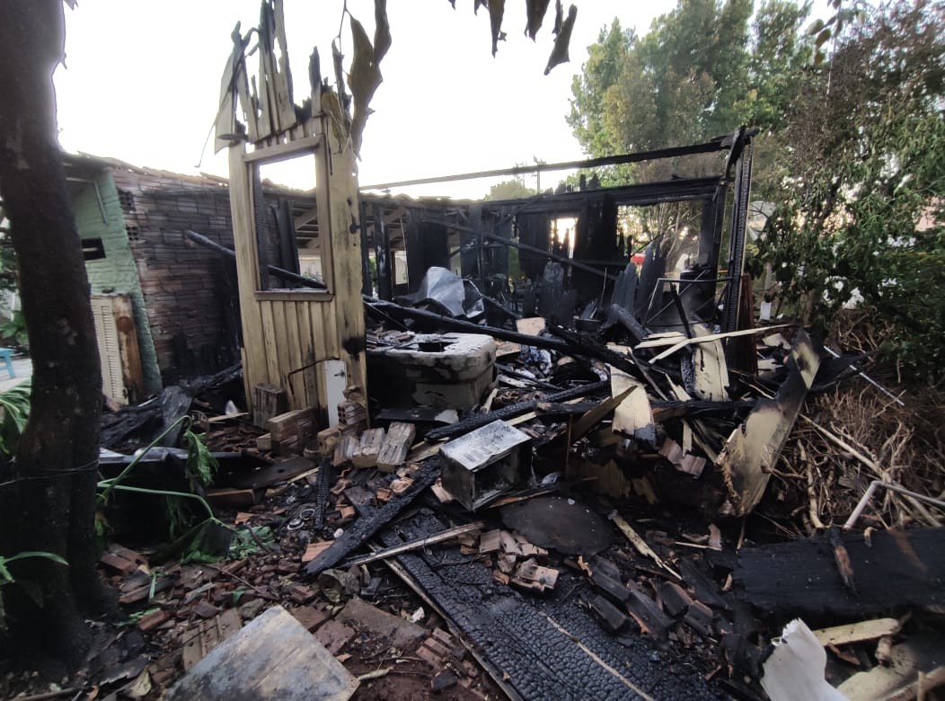 Residência é totalmente destruída por incêndio em Cunha Porã