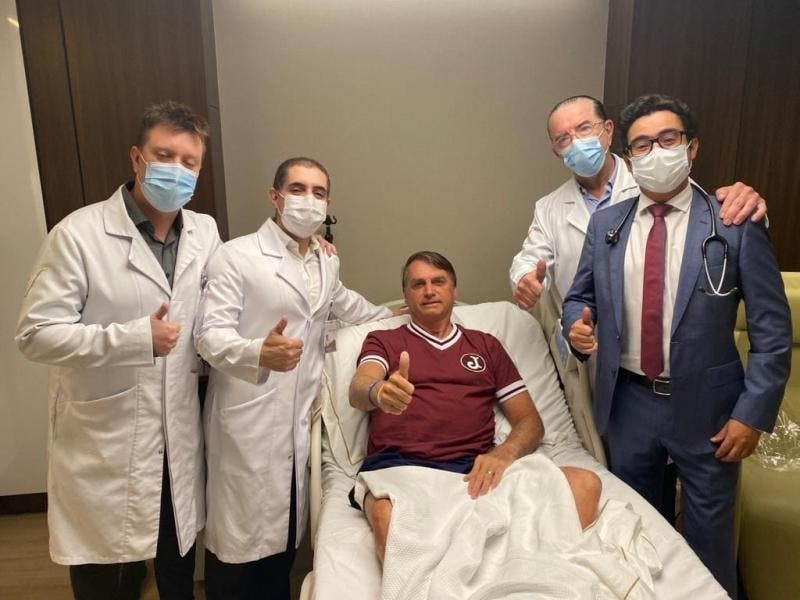 Bolsonaro recebe alta do hospital após passar mal durante folga em SC