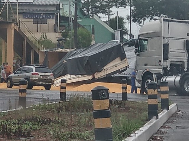 De ré, caminhão de Maravilha carregado de milho tomba sobre veículo no Paraná