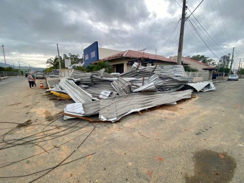 Defesa Civil confirma passagem de tornado com rajadas de vento de 130km/h em Timbó