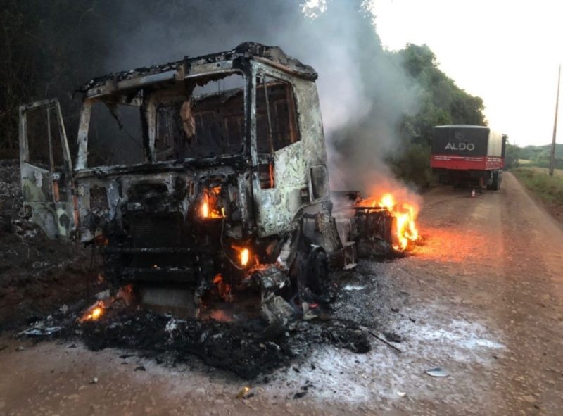 Caminhão é completamente destruído por incêndio em São Domingos