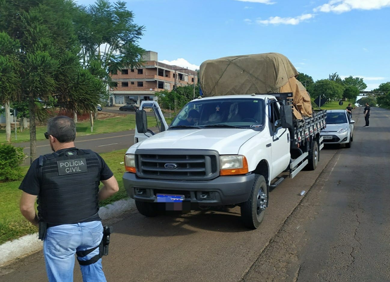 Homens são presos em Pinhalzinho transportando caminhonete furtada dentro de caminhão