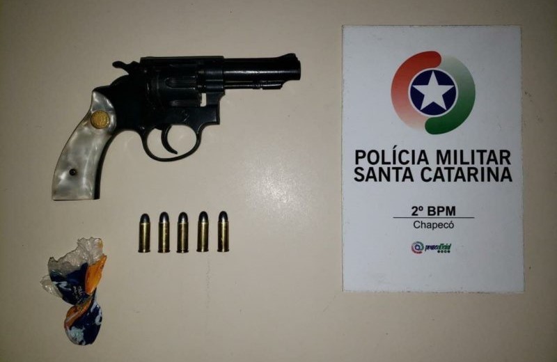 Mulher marca encontro pela internet e fica na mira de arma ao lado dos filhos em Chapecó