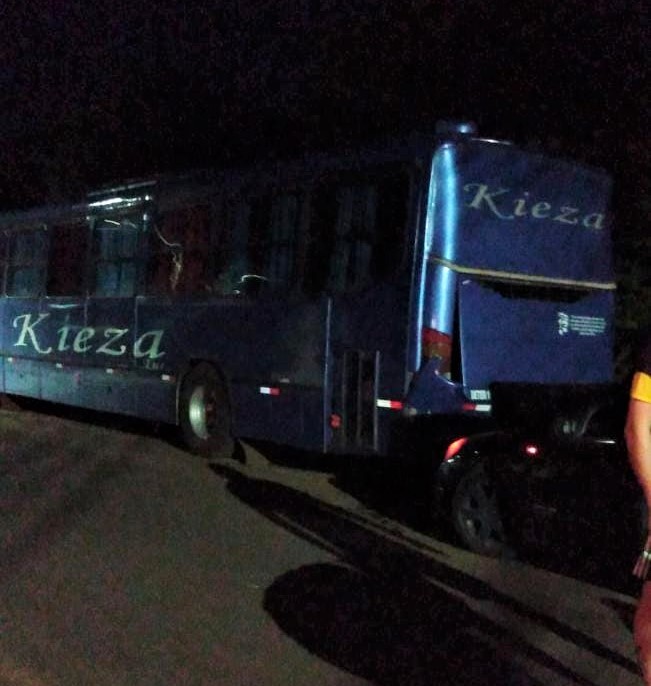 Carro colide contra ônibus parado no Centro de Cunha Porã