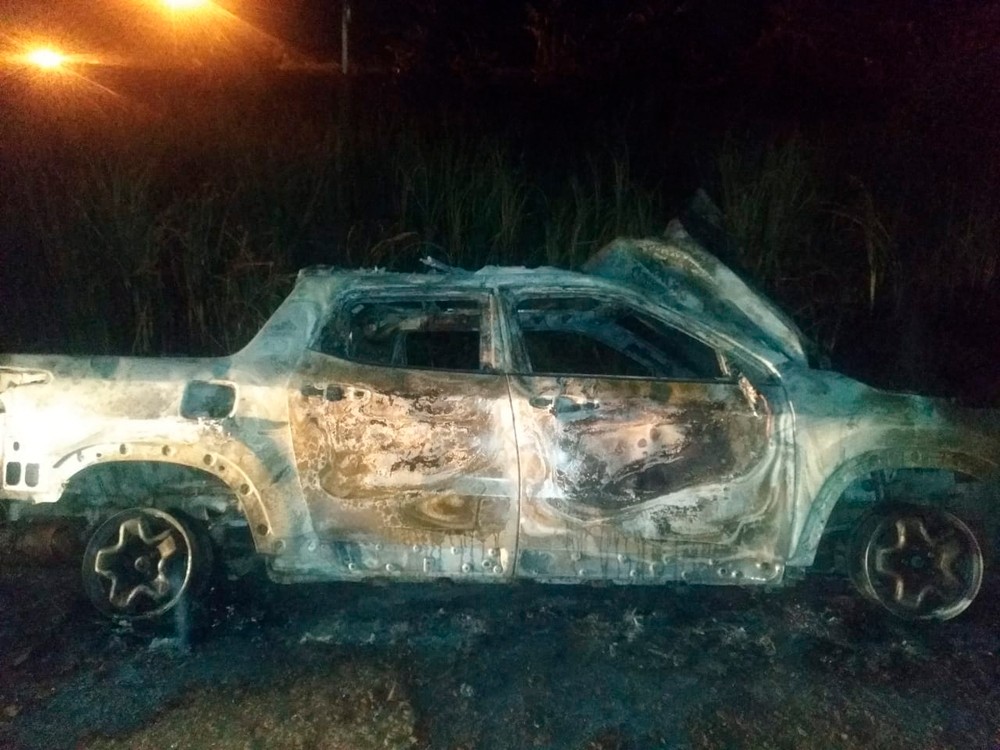 Veículo fica totalmente destruído após incêndio na BR-158, em Palmitos