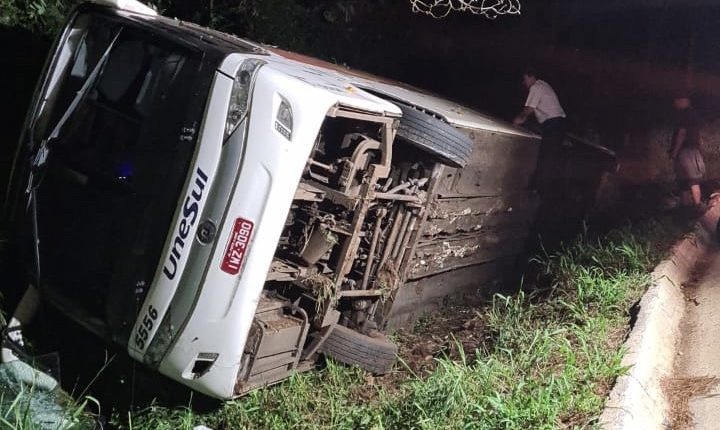 Ônibus tomba, uma pessoa morre e outras 20 ficam feridas no Rio Grande do Sul