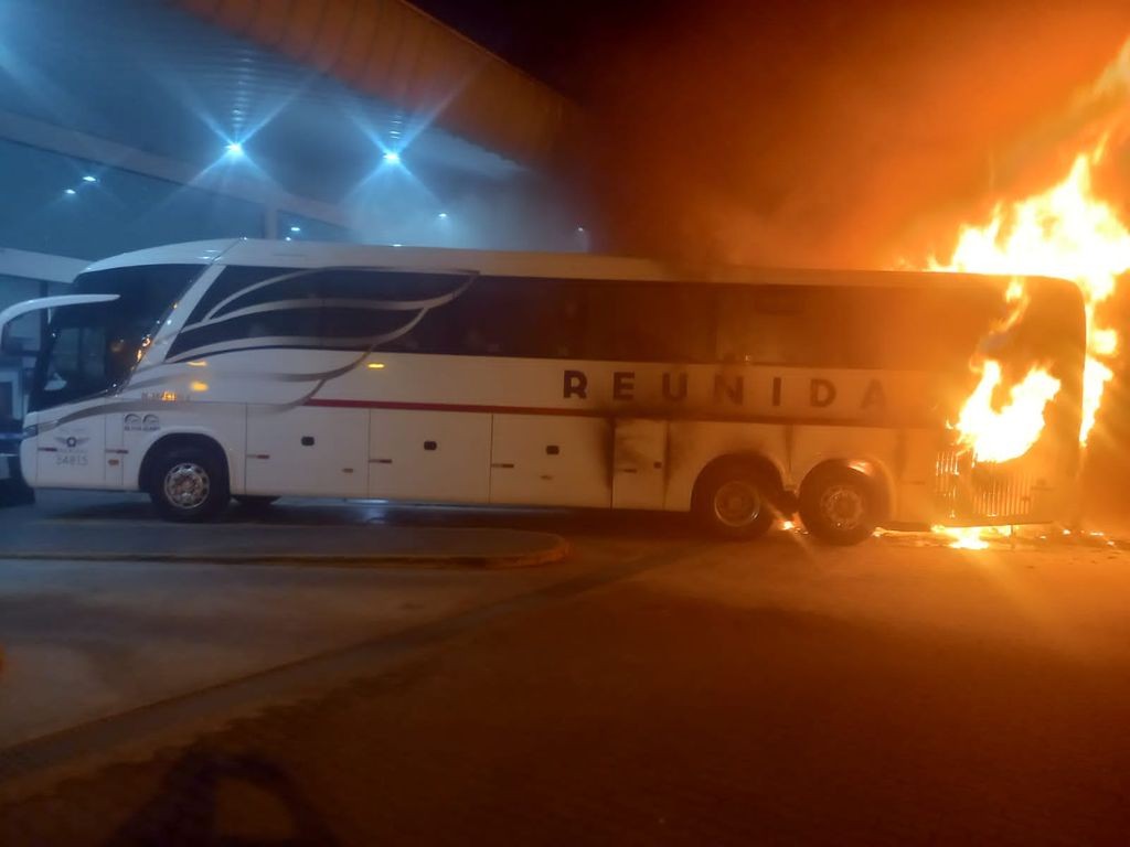 Ônibus é atingido por incêndio em rodoviária em Joaçaba
