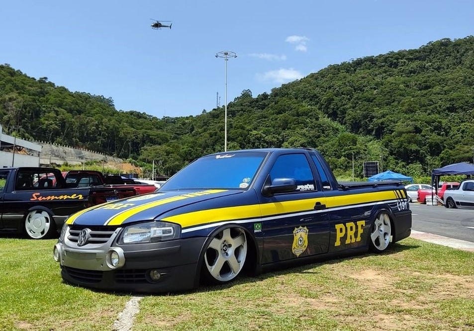 Picape caracterizada como viatura da Polícia Rodoviária Federal é apreendida em SC