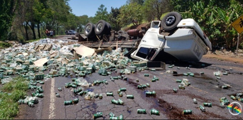 Caminhão carregado de cerveja tomba na SC 163 em Itapiranga