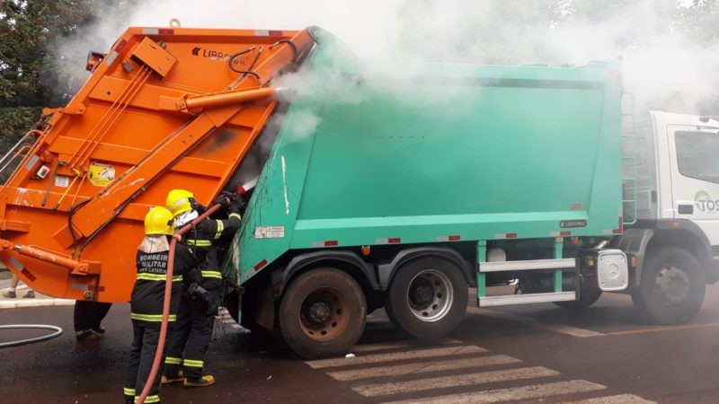 Caminhão do lixo pega fogo em Mondaí