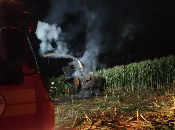 Máquina agrícola é consumida pelo fogo no Oeste de SC