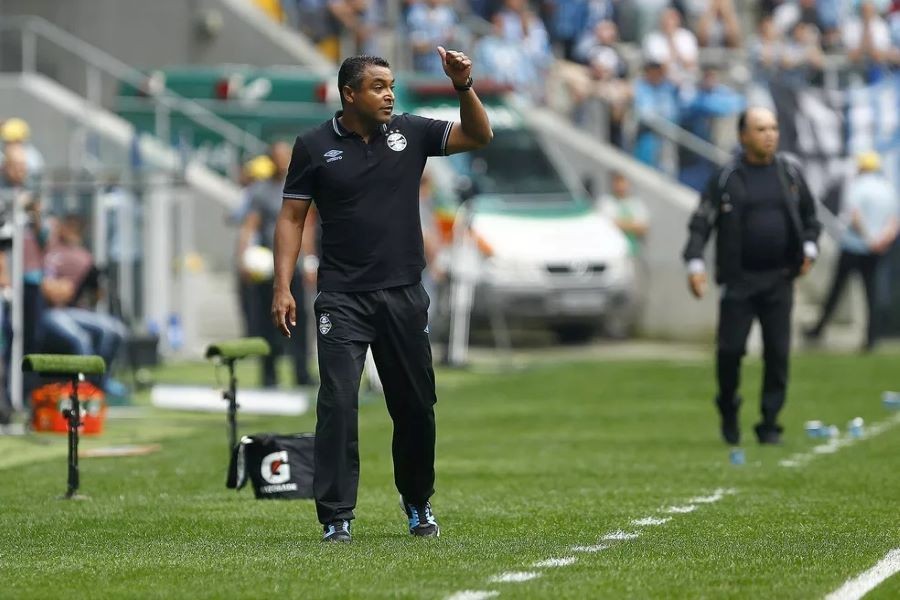 Poucas horas após anunciar a saída de Vagner Mancini, Grêmio contrata novo técnico