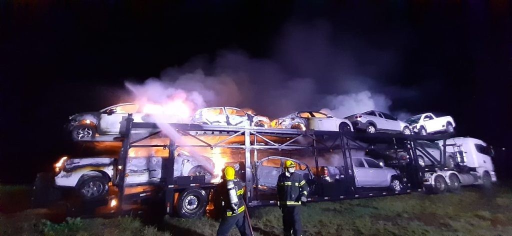 Carreta cegonha carregada pega fogo na BR-282 em Chapecó