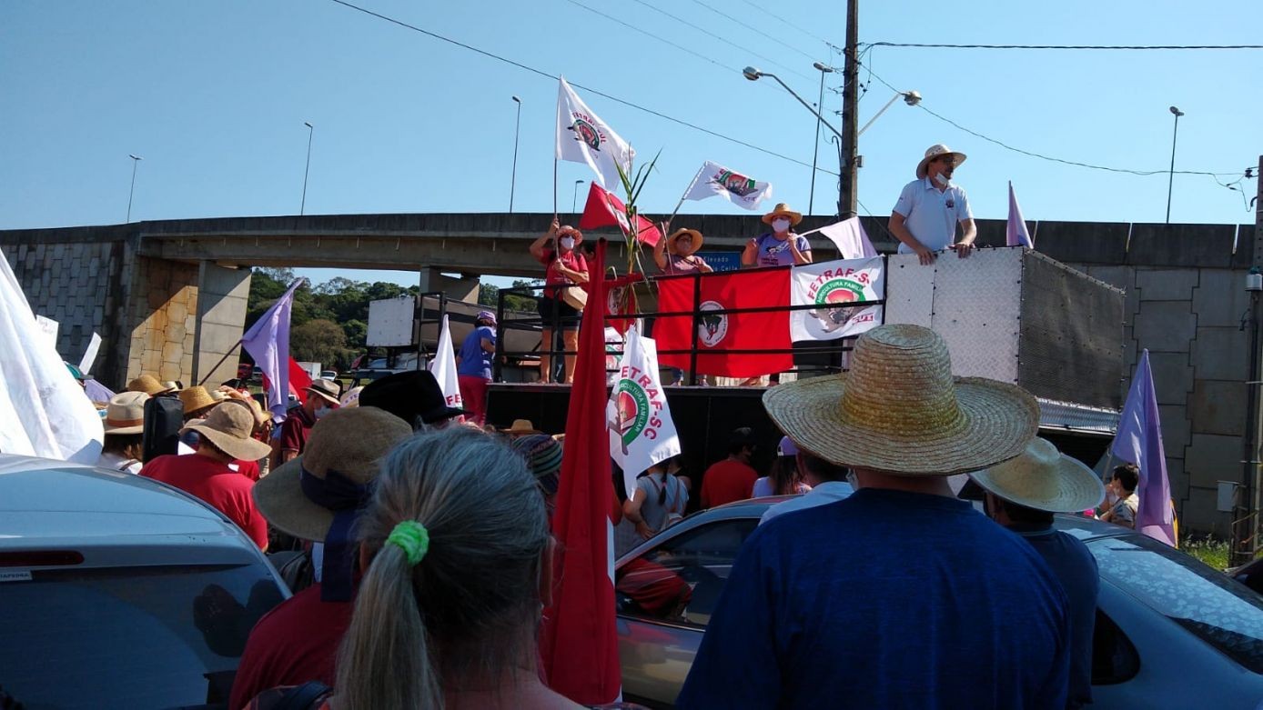 Agricultores realizam manifestação no trevo de acesso à Chapecó