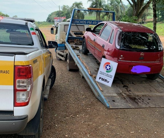 Após dirigir de ré em rodovia, condutora do carro é detida com cocaína em Chapecó