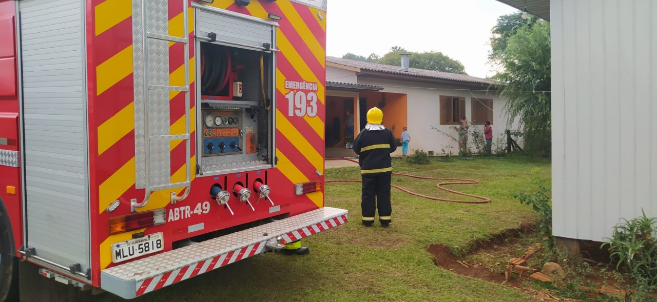 Bombeiros atendem incêndio em residência no interior de Cunha Porã 
