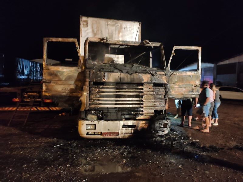 Caminhão é incendiado em pátio de mecânica em Cunha Porã