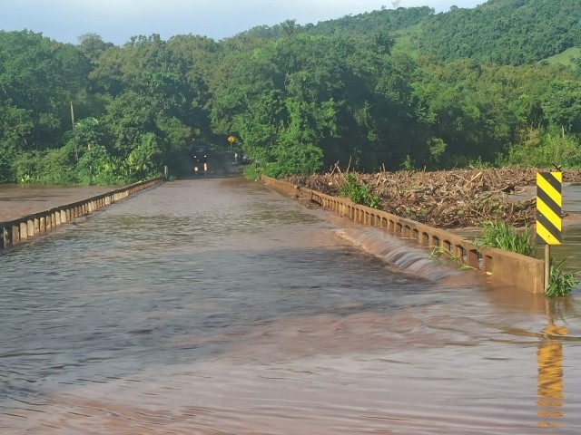 Rio Sargento transborda e ponte na SC-161 é bloqueada entre Flor do Sertão e Romelândia
