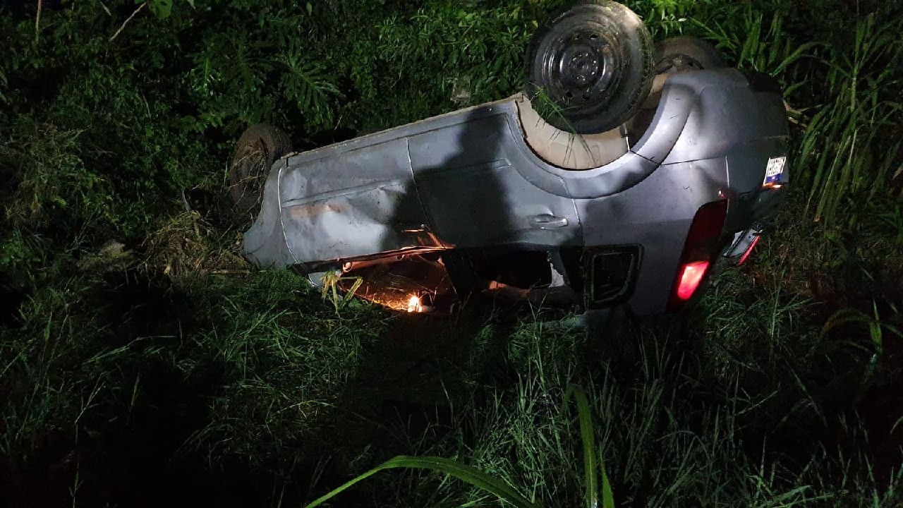 Motorista perde o controle do carro e capota na BR-282, em Saudades