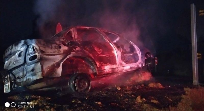 Após passar mal no volante, motorista colide contra placa e veículo pega fogo
