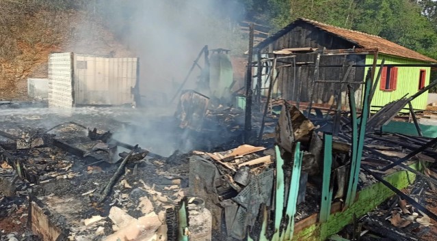 Casa é destruída por incêndio em Balneário de Pratas