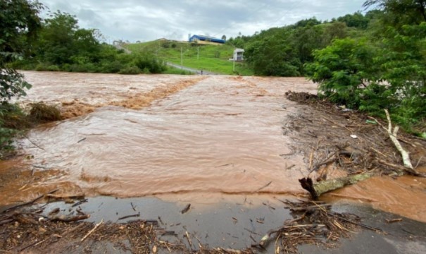 Rio Saudades transborda e causa transtornos para moradores no município