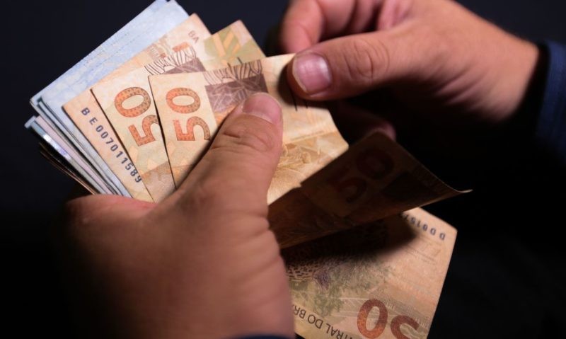 61% dos brasileiros tem medo de não conseguir pagar as contas, diz pesquisa