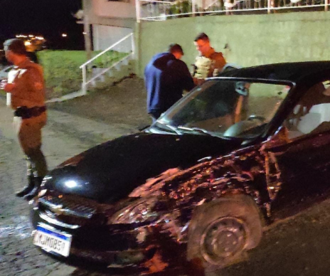 Mulher fica presa às ferragens após colidir carro em muro em Palmitos