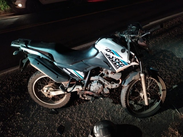 Motociclista sai gravemente ferido em colisão traseira com caminhão em Itapiranga