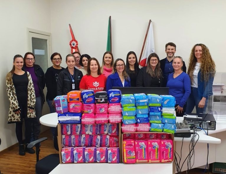 Campanha arrecada 1200 unidades de absorventes higiênicos e são entregues a estudantes de Cunha Porã