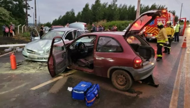 Grave acidente de trânsito deixa três pessoas feridas em Guatambú