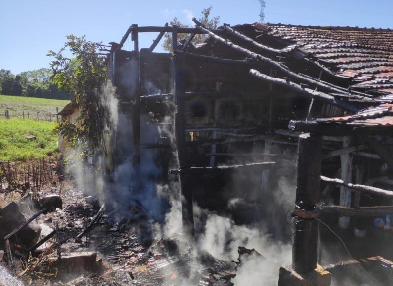 Fogo em churrasqueira causa incêndio em galpão no interior de Saudades