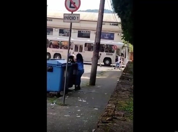 Mulher que jogou cão no lixo em Santa Catarina é conduzida à delegacia