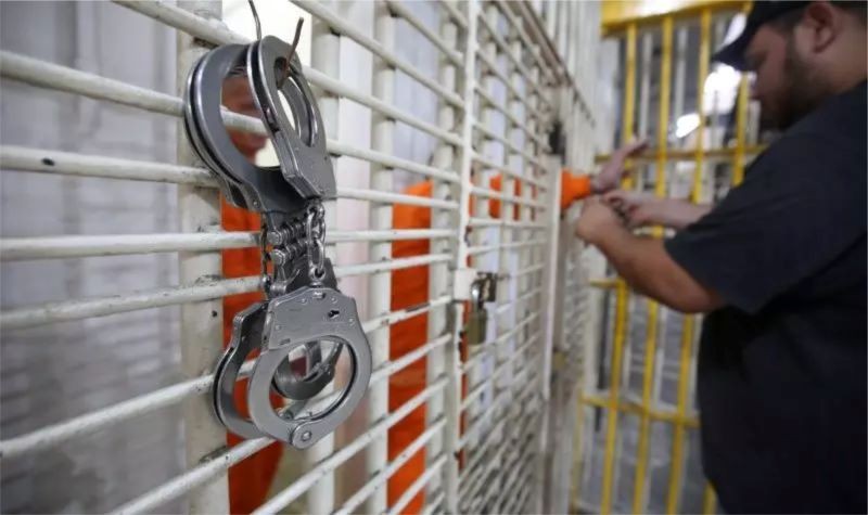Danos de crimes cometidos por presos em saída temporária em SC podem ser pagos pelo Estado