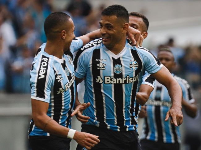 Grêmio vence o Guarani e Diego Souza faz retorno magistral com três gols