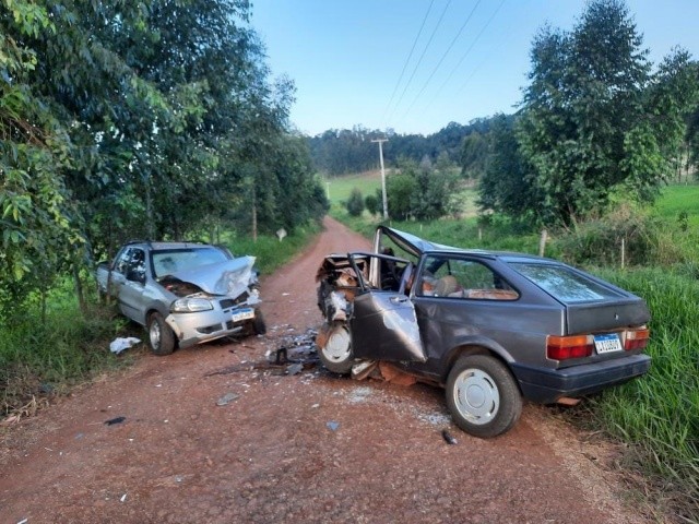 Colisão entre automóveis deixa duas pessoas feridas em Flor do Sertão