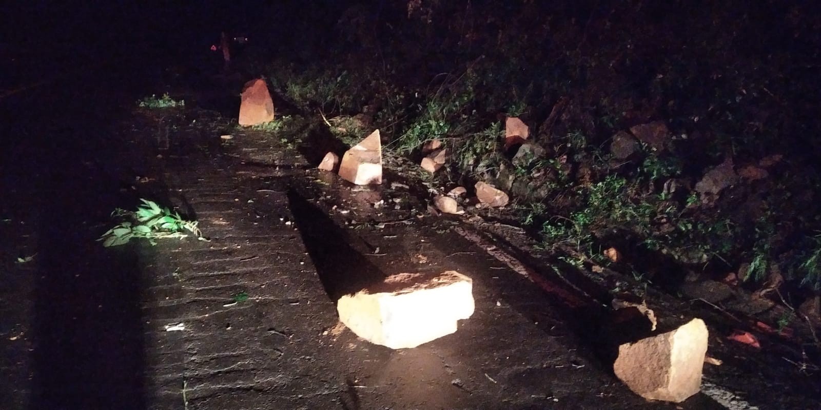 Chuvas provocam deslizamento de terra e pedras na BR-158 em Cunha Porã