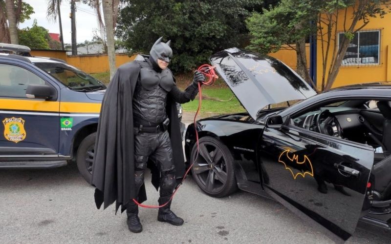 Batman recebe ajuda da PRF após 'possante' ficar sem bateria