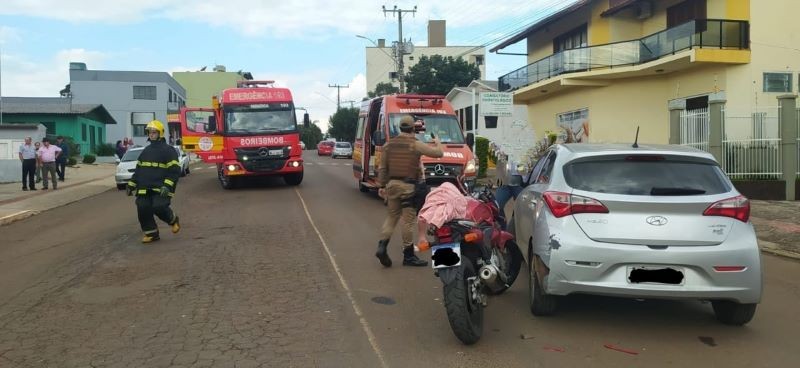 Colisão entre carro e motocicleta deixa uma pessoa ferida no Centro de Cunha Porã