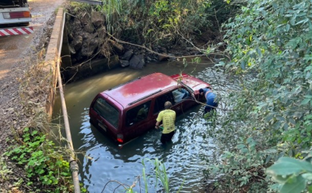 Motorista perde controle e carro cai em rio no interior de Maravilha