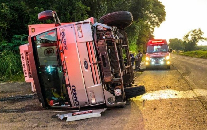 Motorista perde controle da direção e tomba caminhão na BR-282, entre Maravilha e São Miguel do Oeste