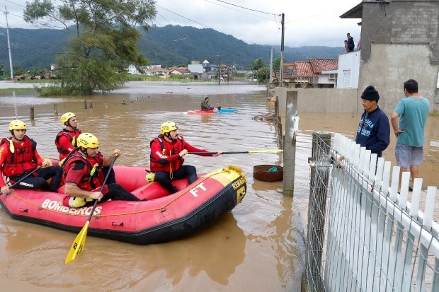 Chuvas deixam rastro de destruição em 26 cidades de Santa Catarina